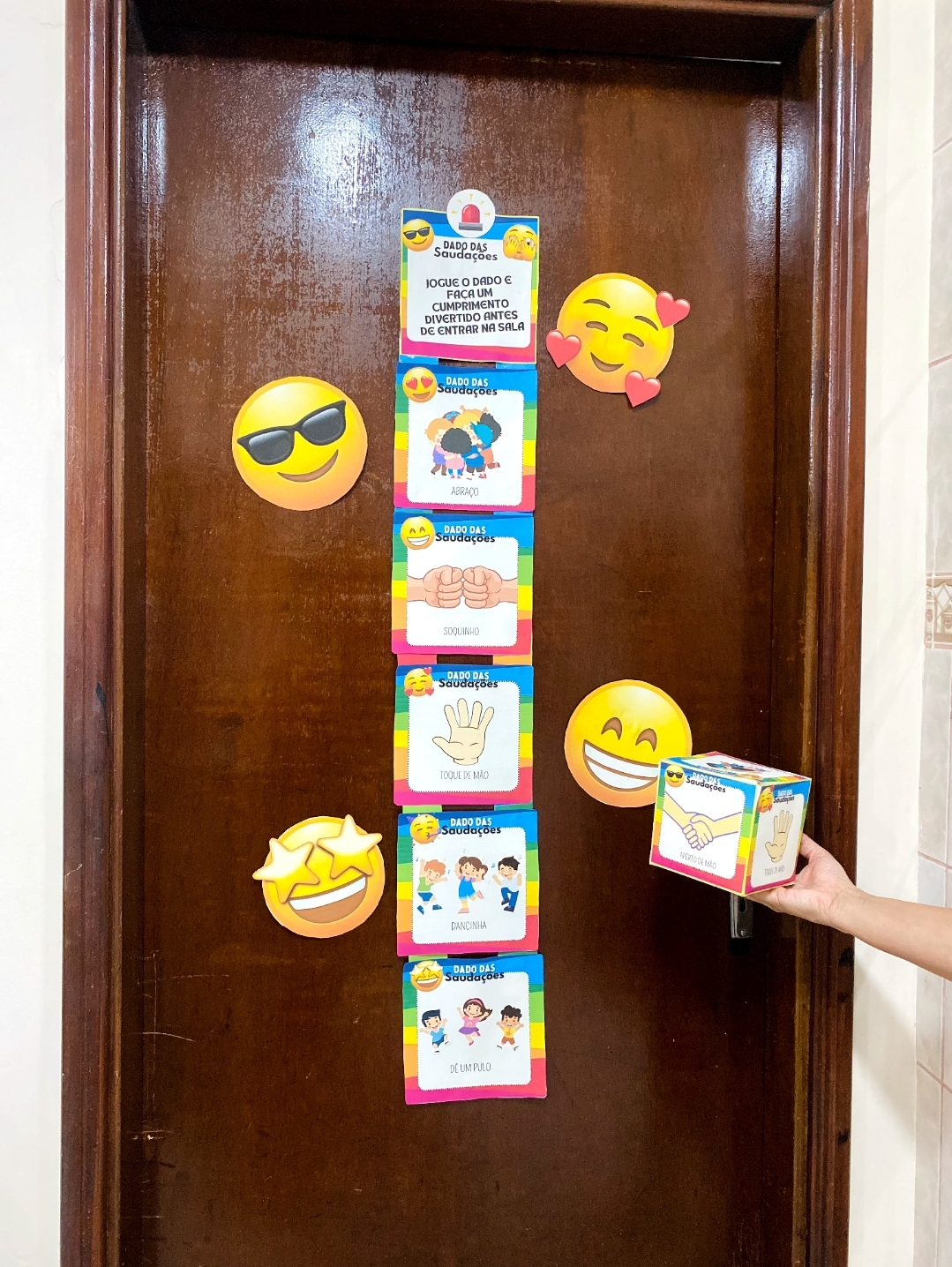 CUMPRIMENTO DIVERTIDO / SAUDAÇÕES DA TURMA: DADO E PAINEL