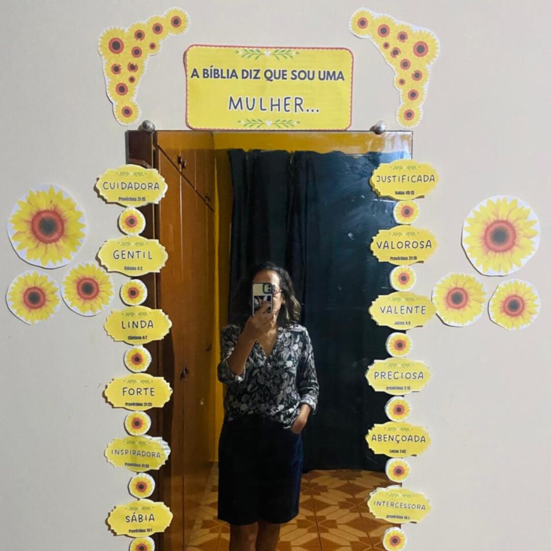 PAINEL / DECORAÇÃO DIA DAS MULHERES: ESPELHO DE AFIRMAÇÕES BÍBLICAS