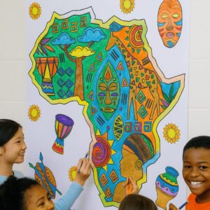 20251029_0143_Crianças Colorindo Painel Africano_remix_01k8q4bmdee96r9sep4nfae8m7 (1)